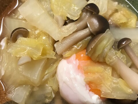 白菜としめじの煮物と落とし卵
